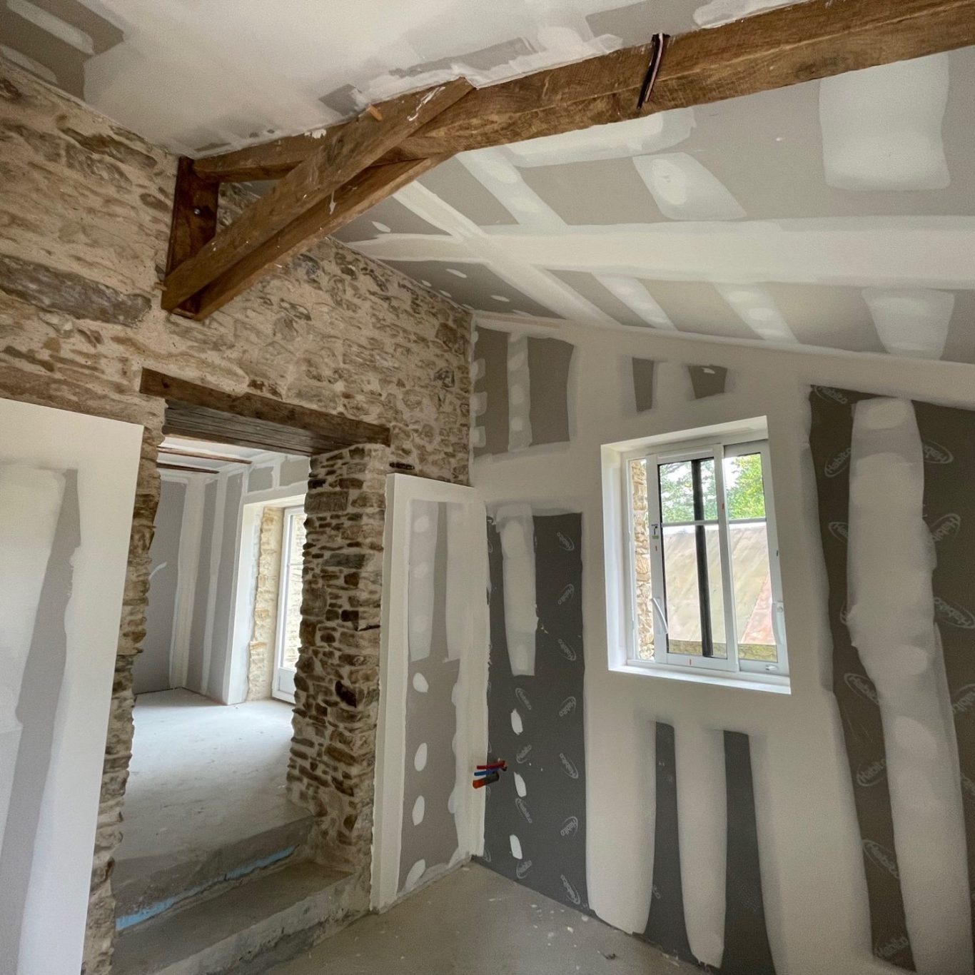 Intérieur d'une maison en rénovation, avec cloison en plaque de plâtre et jointoiement