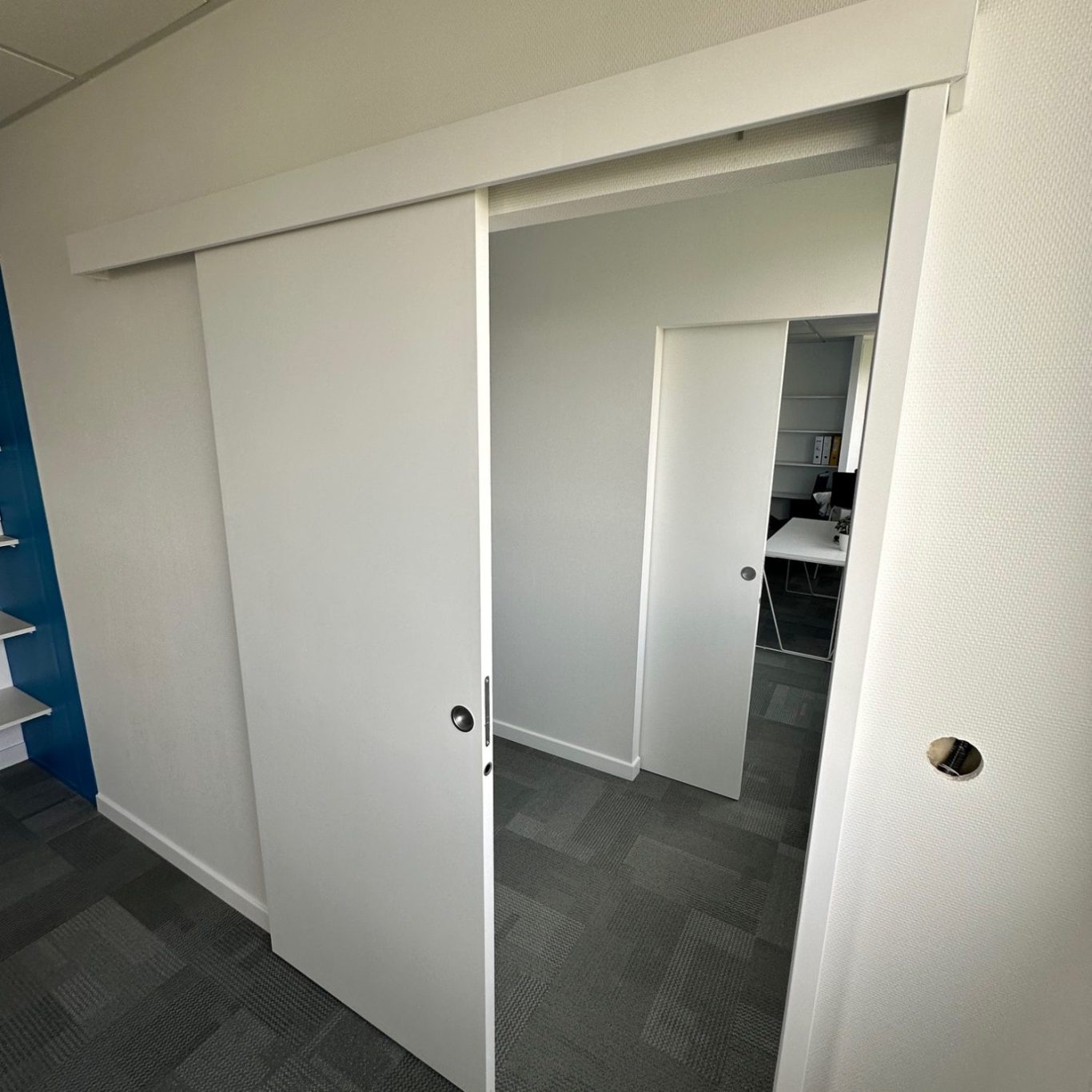 Pose de porte coulissante blanche menuiserie intérieur