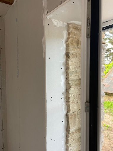 Plaque de plâtre trusquinée pour finition propre sur pierre apparente