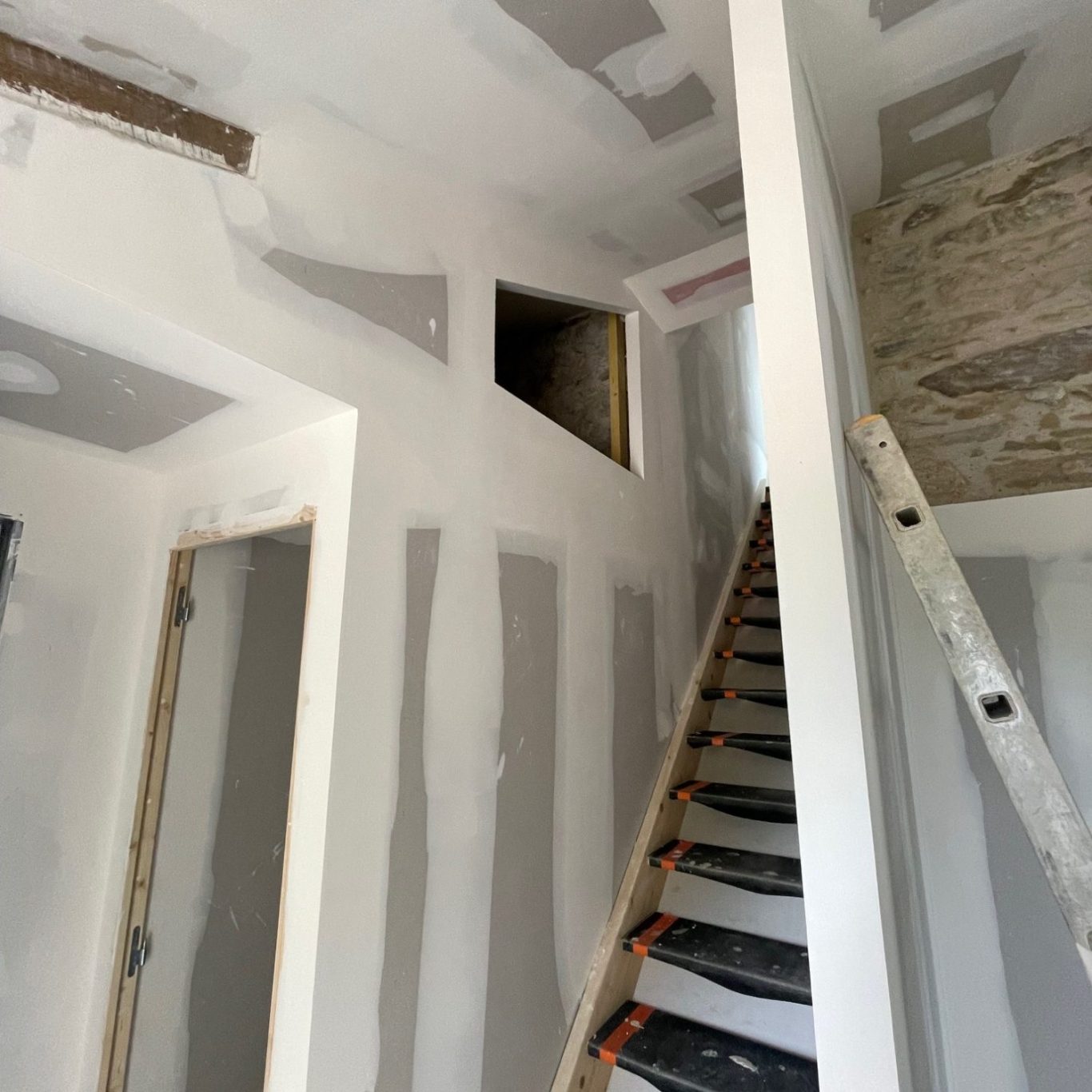 Intérieur d'une maison en rénovation, avec cloison en plaque de plâtre et jointoiement